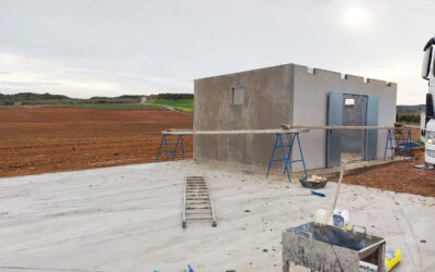 Instal·lació de reg per degoteig a una finca de festucs
